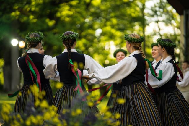 Jauniešu deju kolektīva "Metieniņš" dejotāji